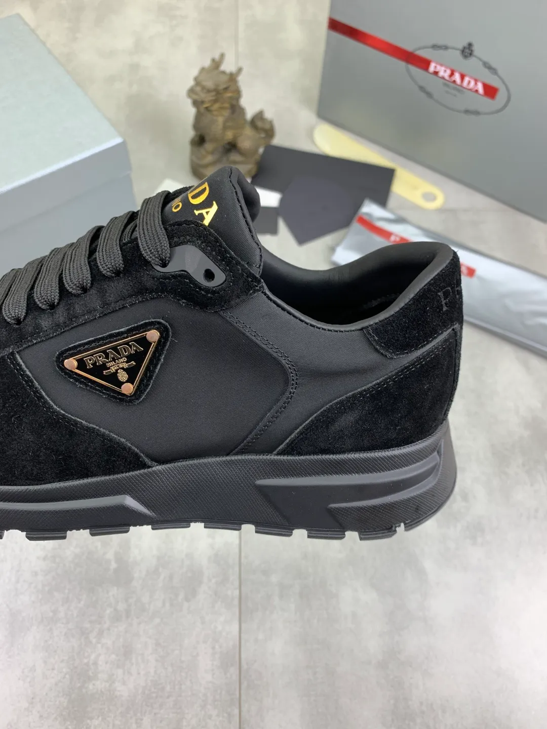 Men's shoes 💰P520 new (higher version) new PRADA (Prada) classic models are on the market at the same time, new men's shoes, 😘fabrics are selected from original imported calfskin. First layer of imported cowhide lining. The original version is awesome! 👍🏿Original open-molded non-slip PU outsole, with exquisite lines, simple and elegant, super comfortable and classy on foot, suitable for leisure travel. Code number: 38-45 (46 customized) 2️⃣ colors available